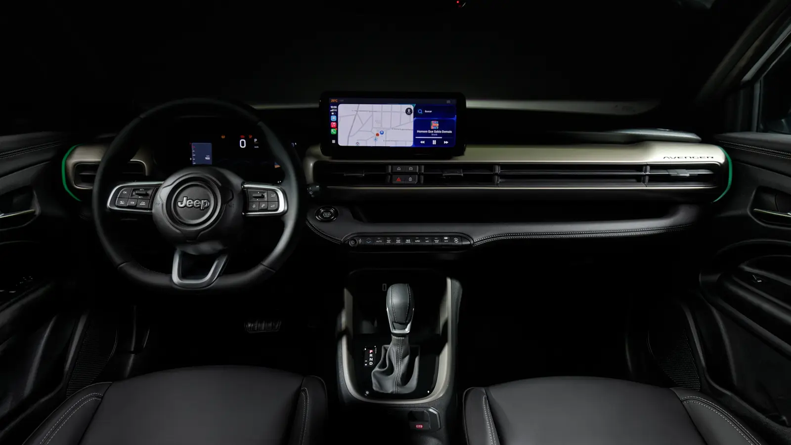 Interior do novo Jeep Avenger ao entardecer.